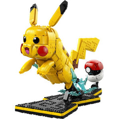 Pikachu e Poké Ball