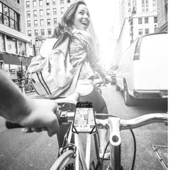 SWIPEBIKE - Supporto universale per smartphone utilizzabile su manubri di bici e ebike, funzionalità Swipe-up e Face-ID, materiale morbido, fissaggio cinghia regolabile